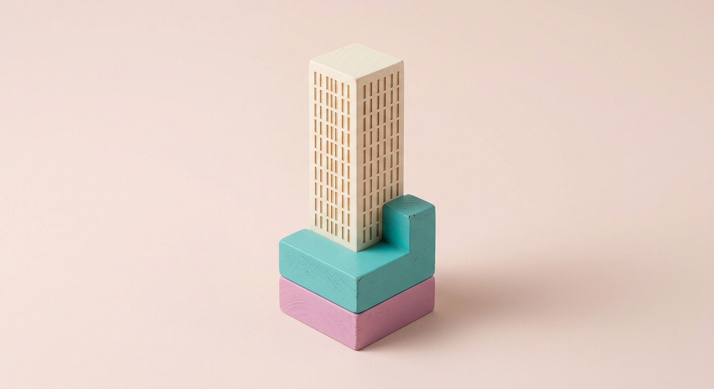 Une tour crème en blocs de bois posée sur un bloc turquoise en L et un bloc rose